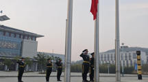 擎旗奋进新征程，建院学子向未来——十大网上娱乐城平台排名
师生参加升旗仪式